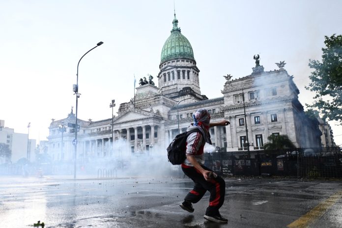 Graves incidentes en el Congreso: tras la fallida sesión, Gendarmería detuvo a 25 manifestantes y desalojó la plaza