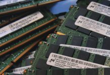La escasez global de chips para RAM y SSD empeorará en los próximos dos años, advierte el CEO de Micron