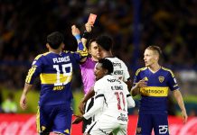 La lupa sobre la roja a Andrés Gómez en Boca-Vasco Da Gama: dos amarillas en cinco segundos y empujón al juez