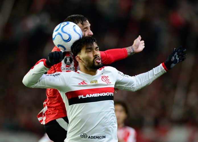 La polémica en Estudiantes-Flamengo: el brutal codazo de Paquetá a Piovi que debió ser sancionado con roja