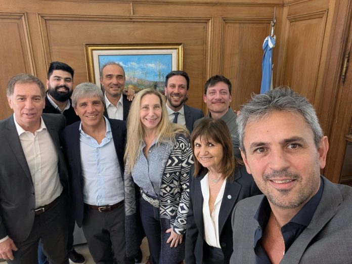 Las tres discusiones urgentes que crisparon a la mesa política mientras Milei se desvelaba por su imagen internacional