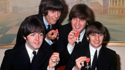 Los Beatles y la reina Isabel II, entre el amor y el odio: humo de marihuana en Buckingham y una carta de Lennon de 70