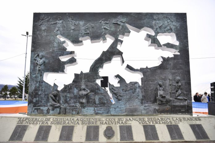 Los detalles de la ruta marítima entre Chile y Malvinas, la tensión con Argentina y el proyecto para frenar el intercambio