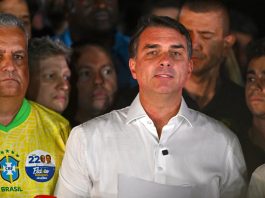 Migraciones confirmó que Flávio Bolsonaro viajó con su familia desde Argentina hacia Ecuador “sin ningún impedimento legal»