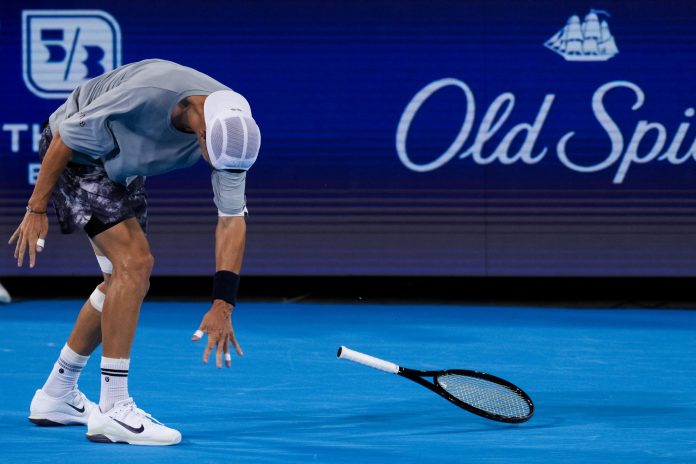 Perdió un punto, revoleó su raqueta contra la tribuna y causó pánico entre el público: el ataque de furia de un jugador que dio de qué hablar en el tenis