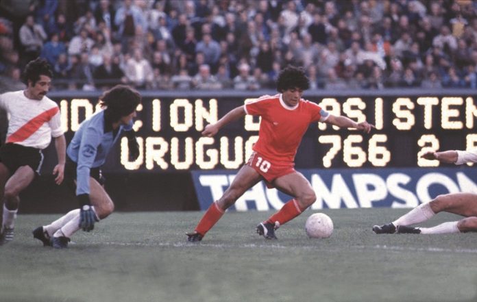 Se dieron a conocer imágenes inéditas de la primera vez que Diego Armando Maradona jugó en el Monumental