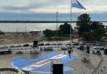 Sorpresa frente al Monumento a la Bandera: Rosario le dice “Gracias” a Messi con una camiseta gigante
