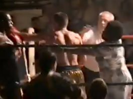 Su hijo estaba acorralado, subió al ring y agredió al rival en la cabeza con un zapato: “Hizo lo que cualquier madre haría”