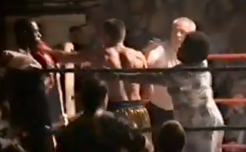 Su hijo estaba acorralado, subió al ring y agredió al rival en la cabeza con un zapato: “Hizo lo que cualquier madre haría”