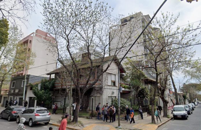 Tragedia en Quilmes: un bebé de 12 días murió después de que una palta le cayera en la cabeza