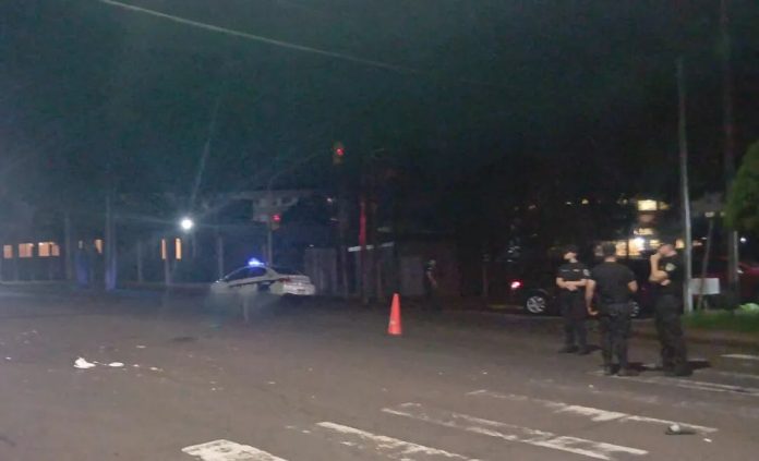 Un auto atropelló a un hombre en silla de ruedas, lo mató y el conductor se escapó: lo buscan en Paraguay