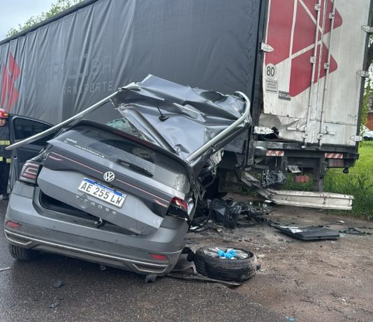 Un conductor perdió el control de su camioneta y chocó contra un acoplado en la Ruta 2: hay un muerto