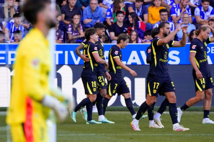 Una brutal patada a Julián Álvarez que terminó en roja y el cabezazo agónico del Cuti Romero: Atlético Madrid ganó y pelea por la cima