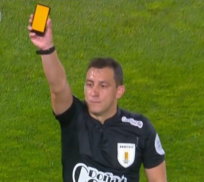 Uruguay estrenó las tarjetas virtuales: la revolución tecnológica que abrió un debate sobre las reglas en el fútbol